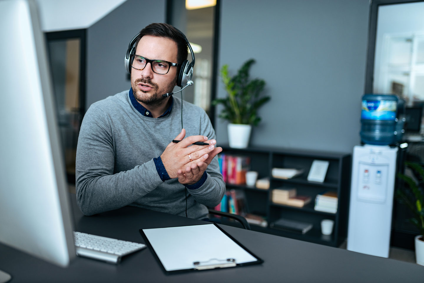 Man-Speaking-to-Seminar